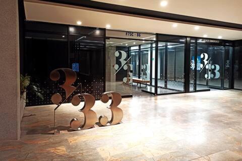 Tres33 #707 7th Heaven-views, King Bed, Wifi, Desk Medellín