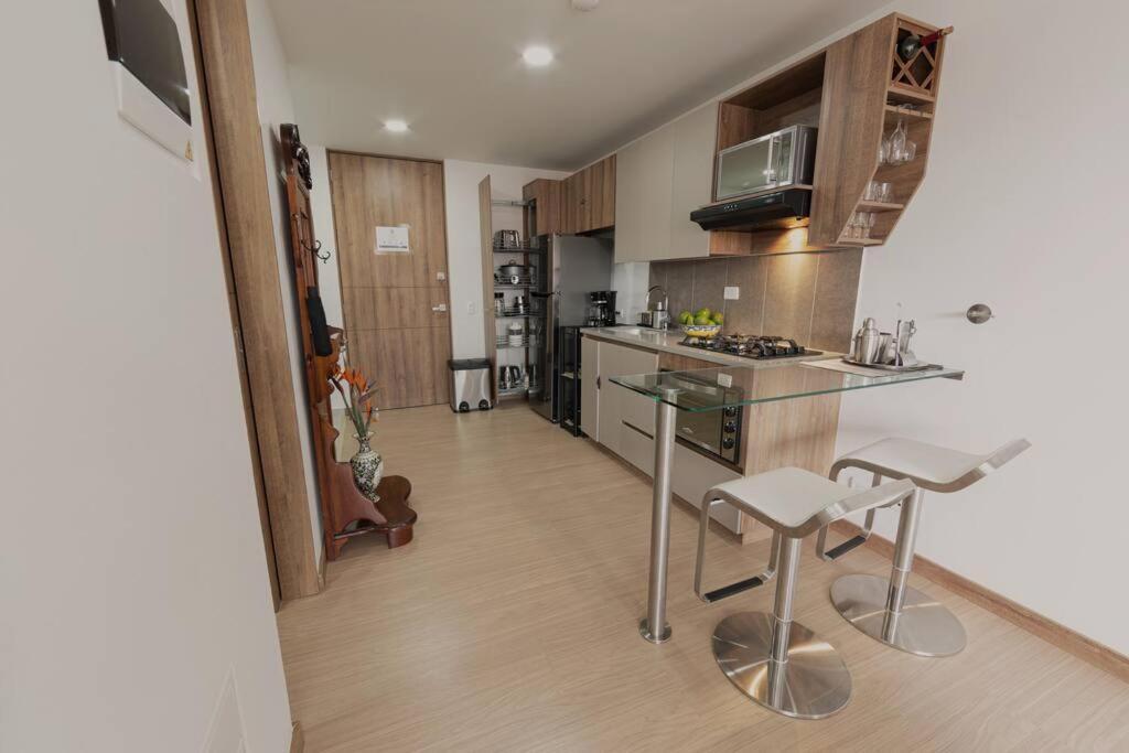 Tres33 #707 7th Heaven-views, King Bed, Wifi, Desk Apartamento Medellín