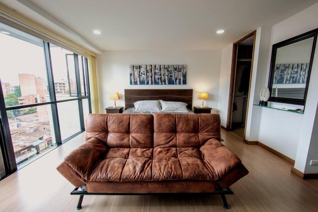 Tres33 #707 7th Heaven-views, King Bed, Wifi, Desk * Medellín