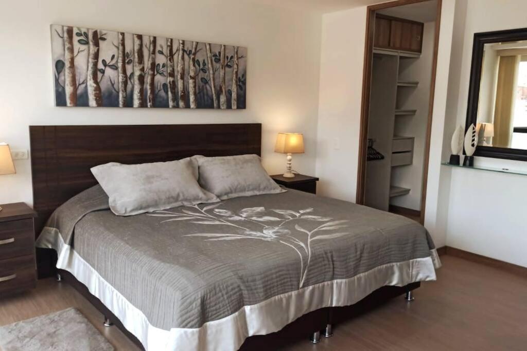 Tres33 #707 7th Heaven-views, King Bed, Wifi, Desk Medellín