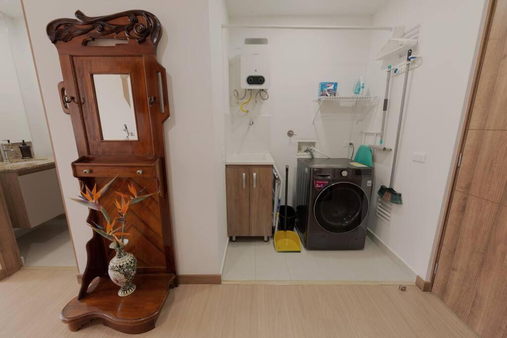 Tres33 #707 7th Heaven-views, King Bed, Wifi, Desk Medellín